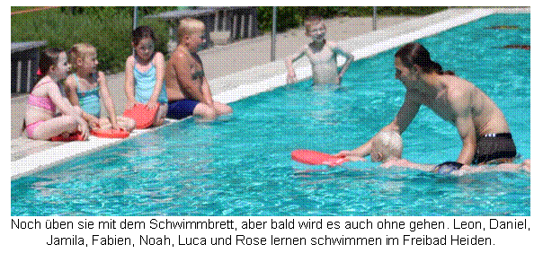 Textfeld: Noch üben sie mit dem Schwimmbrett, aber bald wird es auch ohne gehen.
Leon, Daniel, Jamila, Fabien, Noah, Luca und Rose lernen schwimmen im Freibad Heiden.