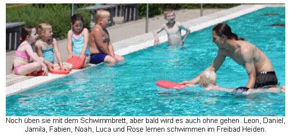 Textfeld: Noch ben sie mit dem Schwimmbrett, aber bald wird es auch ohne gehen. 
										Leon, Daniel, Jamila, Fabien, Noah, Luca und Rose lernen schwimmen im Freibad Heiden.